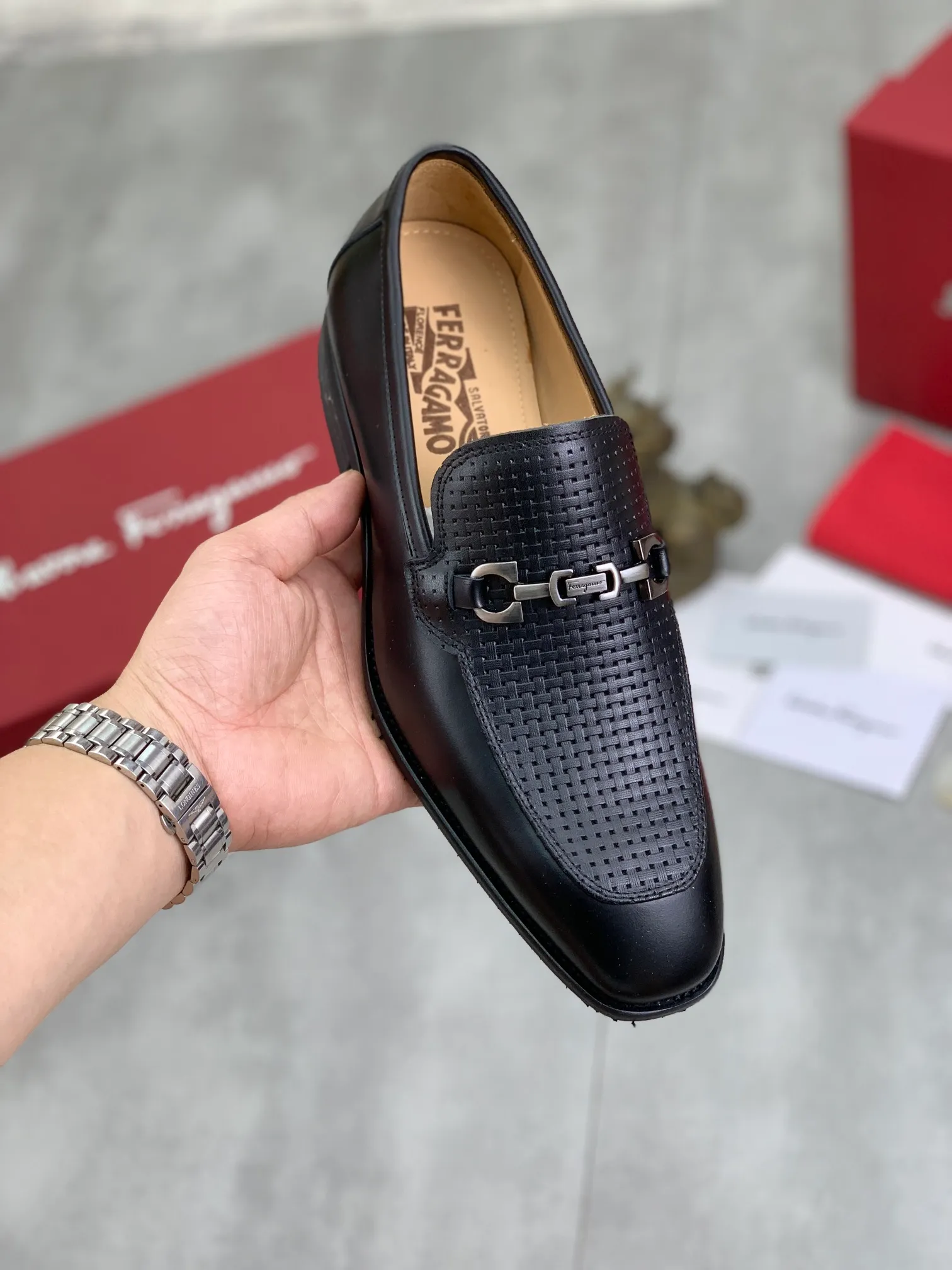Men's Men's Shoes 💰P460💰[New Style] Water-dyed Niuli 🆘[Salvatore Ferragamo] Ferragamo's latest casual business leather shoes for men! Available at counters simultaneously! The fabric is made of specially imported original pebbled calfskin, and the lining is made of imported water-dyed cowhide. It is absolutely luxurious and leads the fashion trend. Matching code: 38-45 (46 can be customized) Black and brown colors are optional